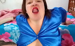 Analgalore com uma coroa loira de calcinha fio dental