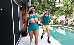 Ashlyn peaks em videos porno comendo a buceta da ninfeta