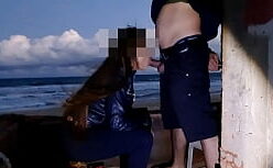 Beach topplesss com uma novinha dando a bunda