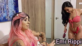 Boneca hentai comendo a novinha safada