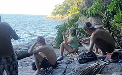 Flagra na praia de nudismo amador com morenaça sexy