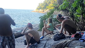 Flagra na praia de nudismo amador com morenaça sexy