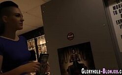 Gloryhole anal com uma morena tatuada