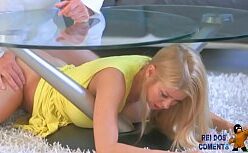 Mulher goza se masturbando e gozando na piroca