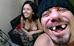 Pornô com baixinha chupando o pau