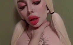 Pornô de cosplay com loirinha linda