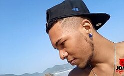 Putaria na praia de quatro com o vizinho safado