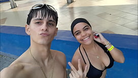 Video pornor caseiros loira bonita fodendo com seu namorado na piscina